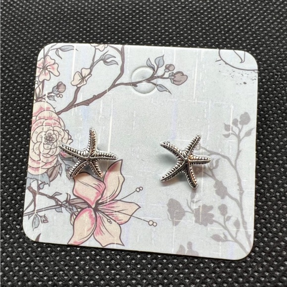 🚫SOLD🚫 🆕 starfish Studded earings 💛 - Picture 1 of 2
